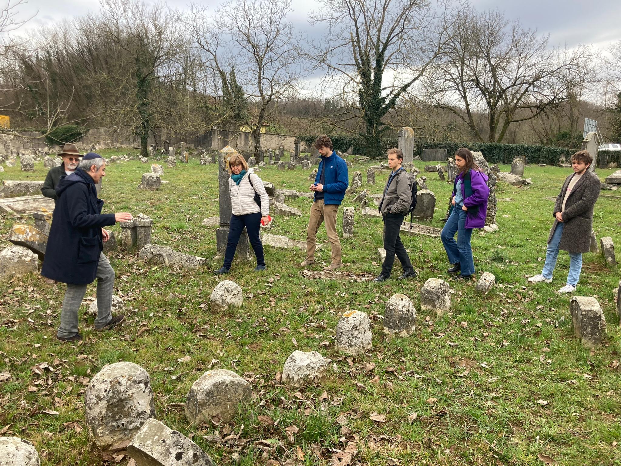 Gorizia e la sua piccola comunità ebraica, ragazzi nel cimitero di Valdirose