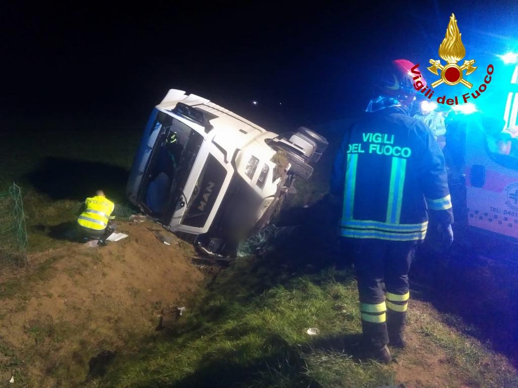 Immagine per Incidente A4, trattore stradale nel fosso tra Villesse e Palmanova: un ferito