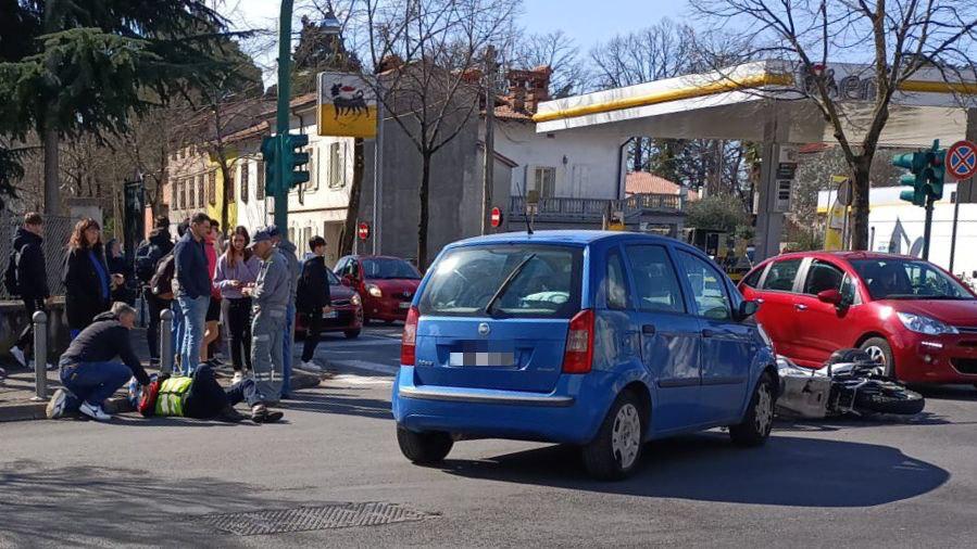 Copertina per Incidente all'incrocio di via Duca d'Aosta tra auto e moto, ferito centauro