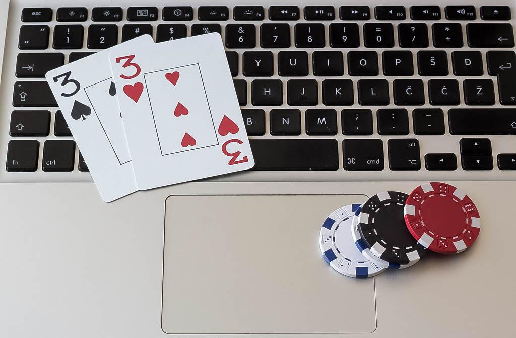 Immagine per Cibo, videogame e social: i rischi delle dipendenze tra giovani spiegati a Gorizia