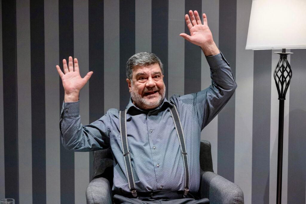 Copertina per Francesco Pannofino con Chi è io? a Monfalcone, «uno strano show in testa»
