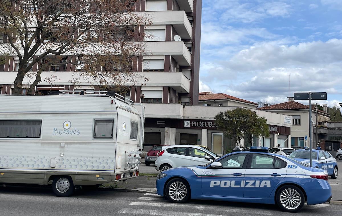 Cade dal balcone di un palazzo a Gorizia, ritrovata senza vita una donna