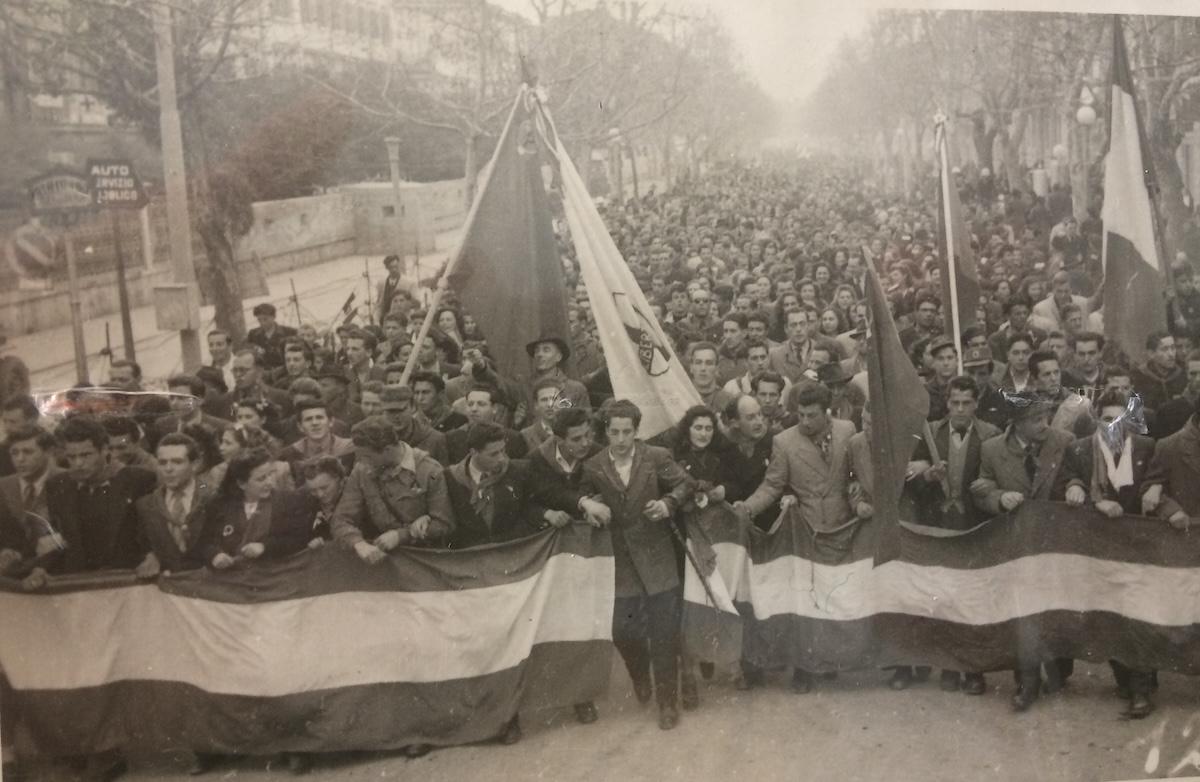 Copertina per Bandiere e folle in piazza nel 1946, Gorizia ricorda le grandi manifestazioni per l'Italia