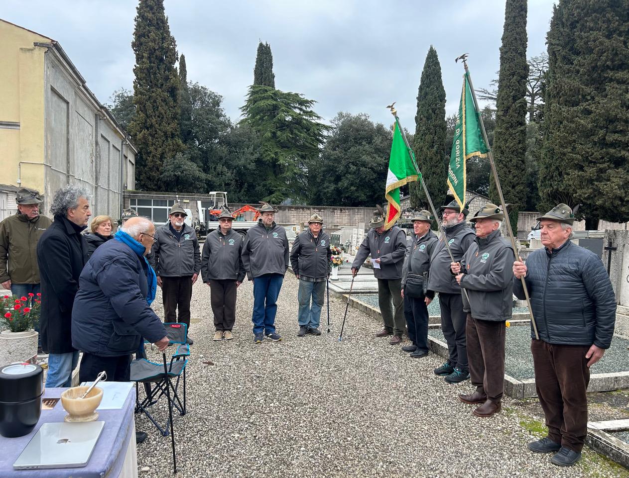 Copertina per L'addio degli alpini al colonnello Cosentino in cimitero, il ricordo a Cormons