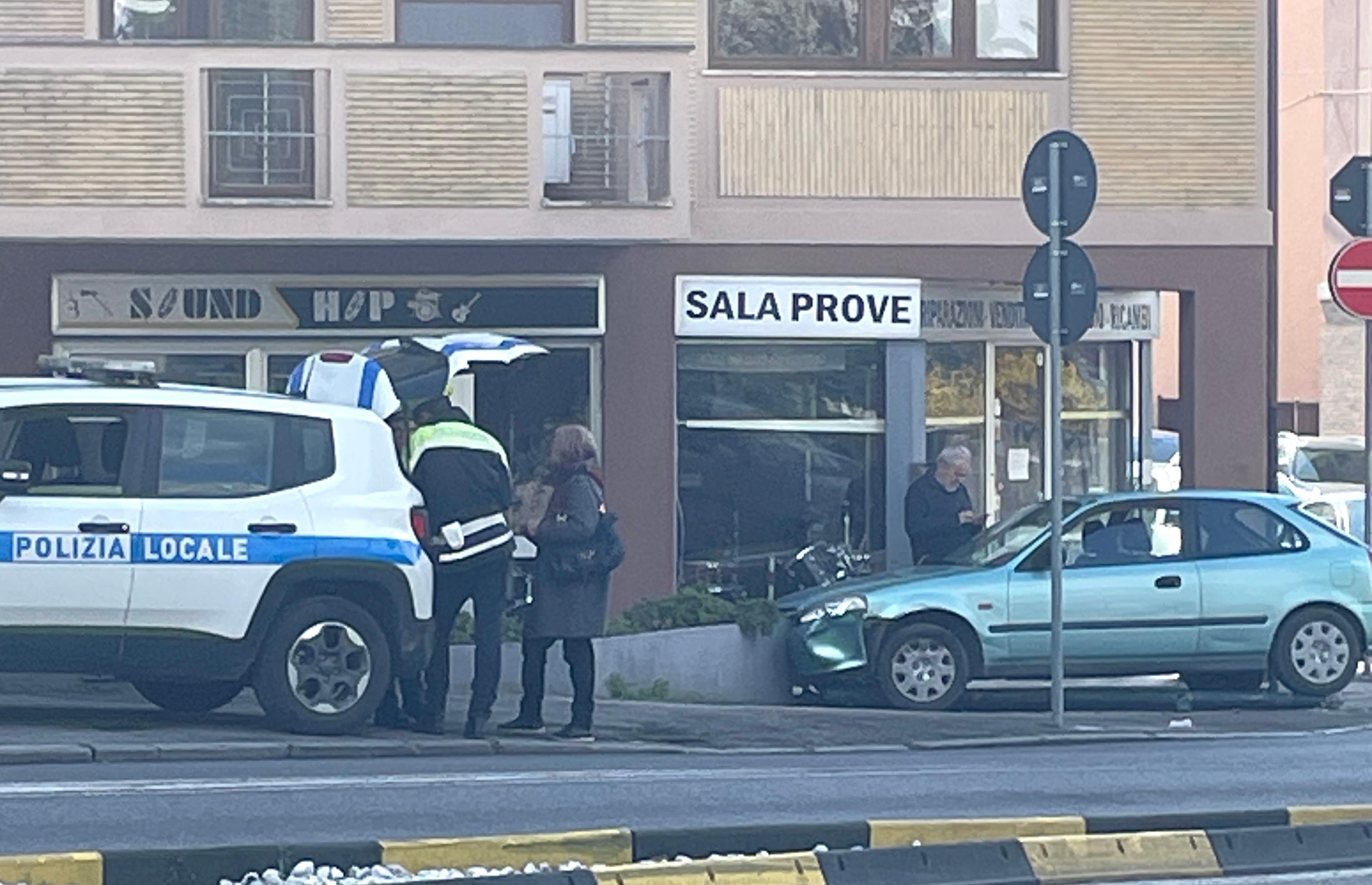Copertina per Finisce con l'auto contro un muretto a Gorizia, incidente prima della rotonda