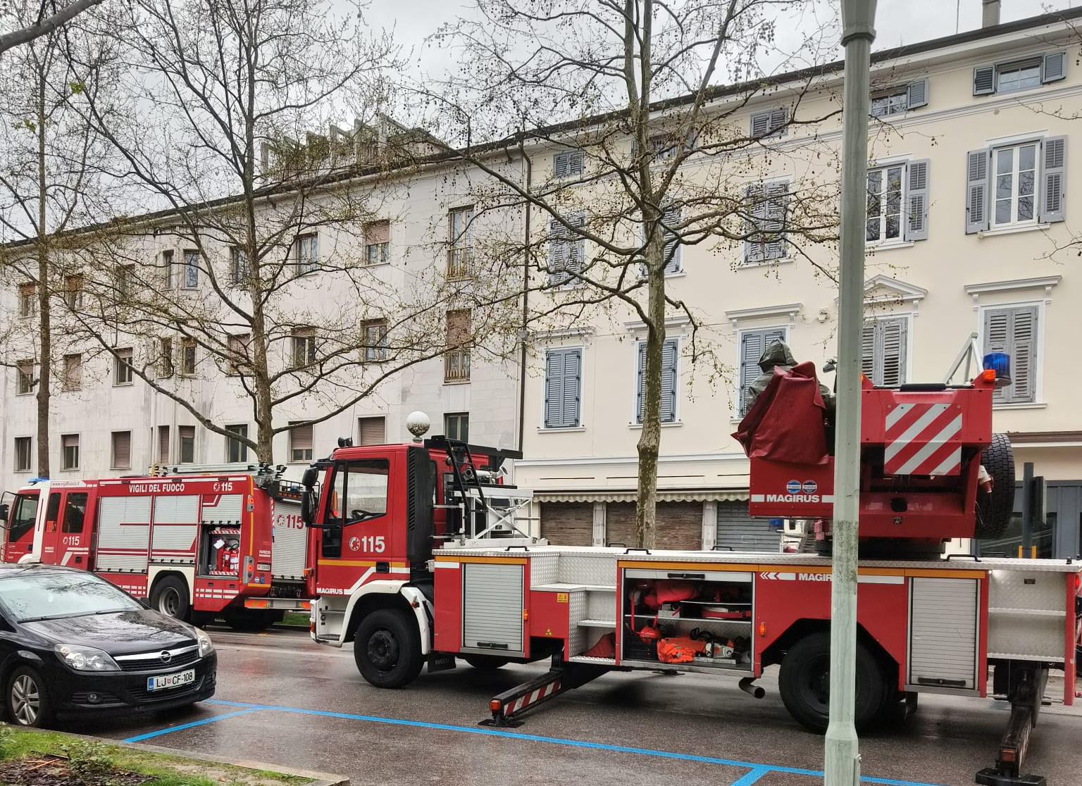 Immagine per Antenna rischia di cadere a Gorizia, intervengono i vigili del fuoco in corso Italia