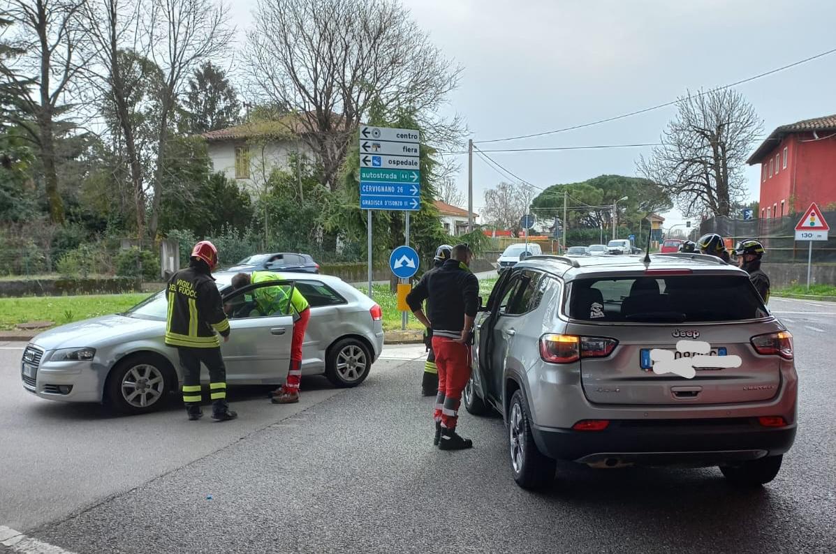 Copertina per Incidente a Gorizia tra Jeep e Audi, scontro sotto il cavalcavia della Madonnina