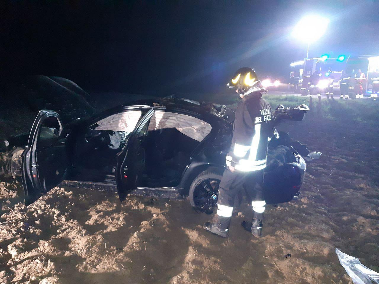 Copertina per Perde il controllo della Bmw a Fiumicello, padre e figlio portati in ospedale