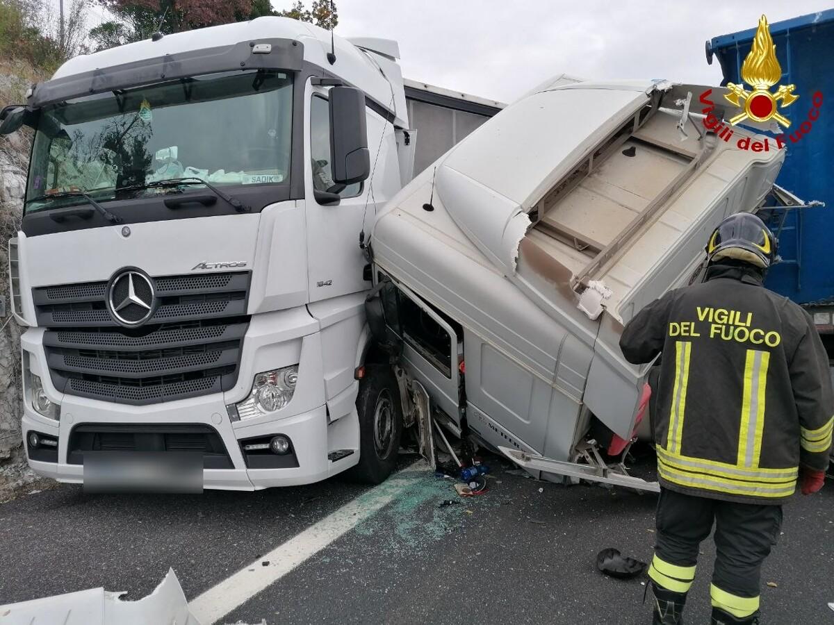 Grave incidente in autostrada tra Lisert e Duino, tre mezzi pesanti coinvolti