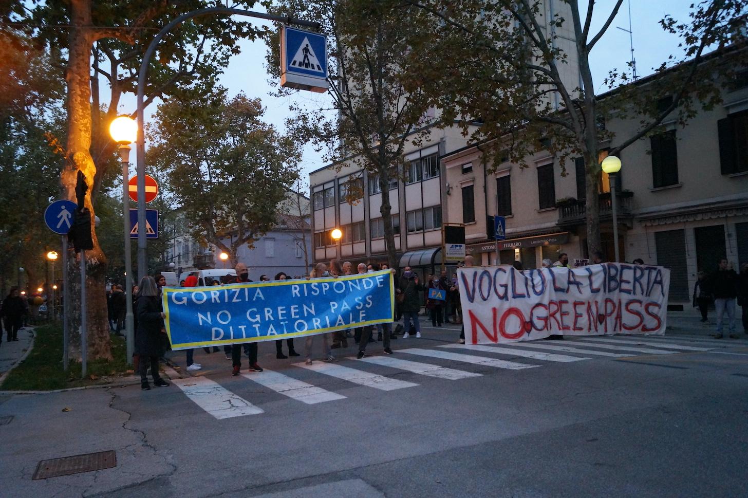 La marcia dei no green pass a Gorizia, lungo pomeriggio in corso Italia