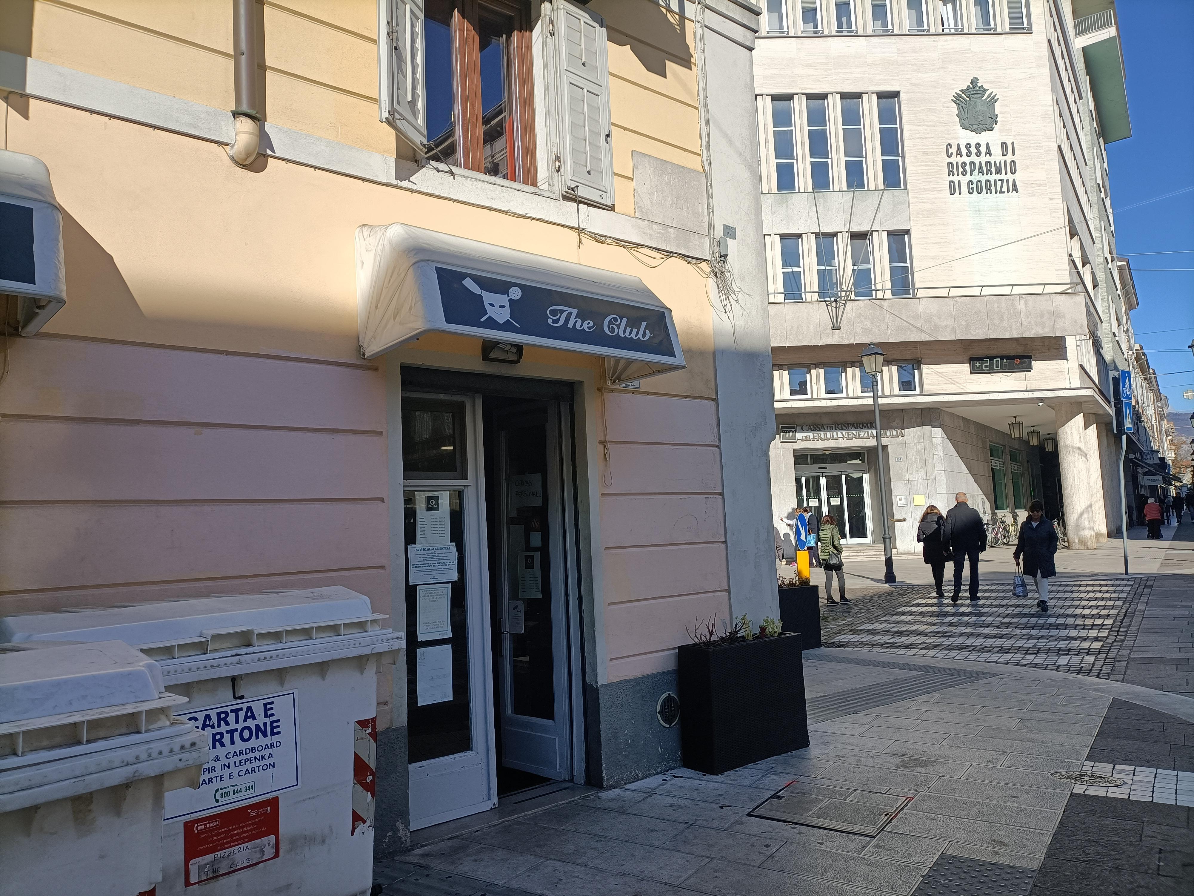 Copertina per Gorizia, minaccia un cliente in pizzeria: licenza sospesa