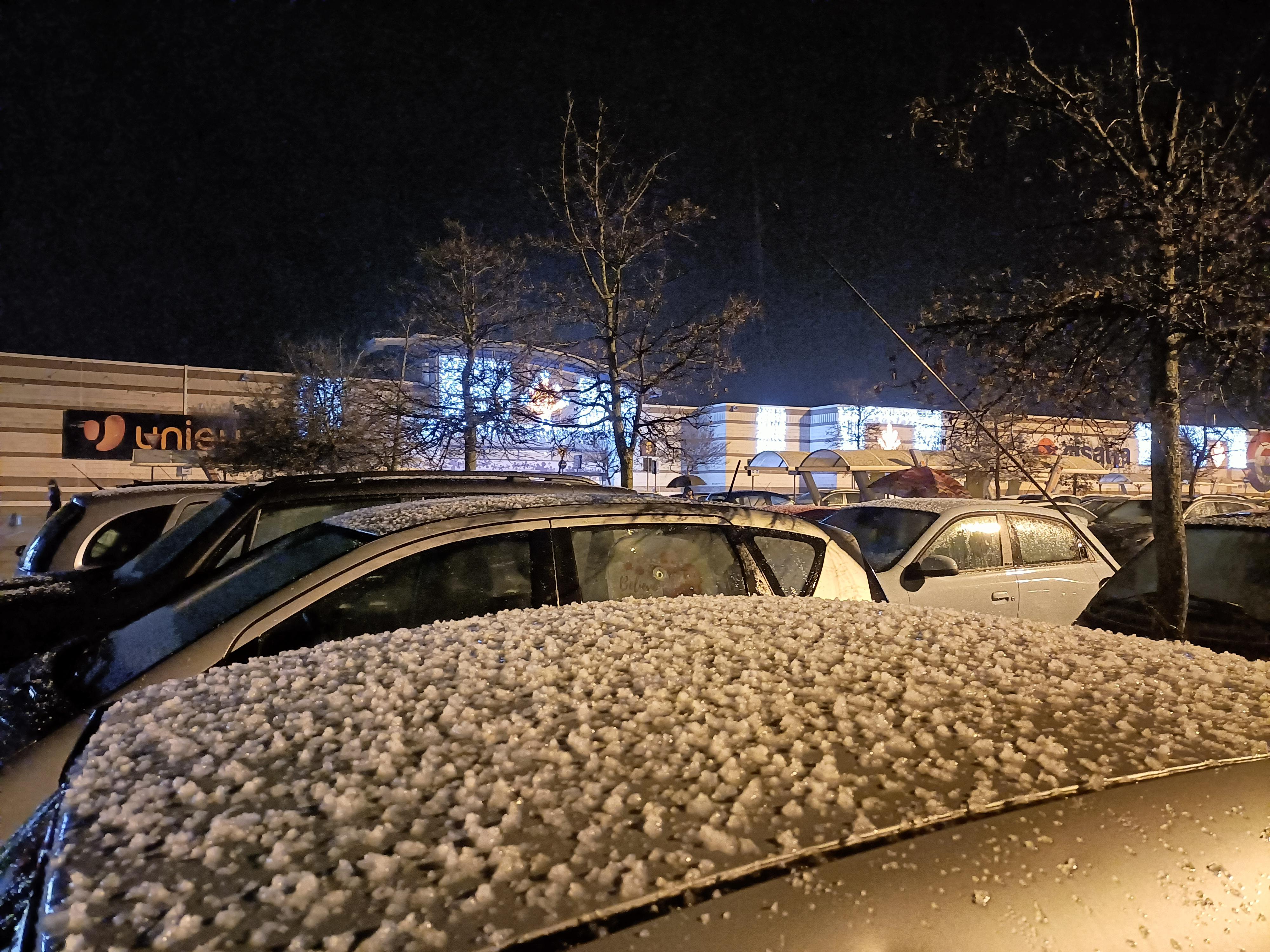 Maltempo in Fvg, chicchi bianchi su auto e strade di Monfalcone