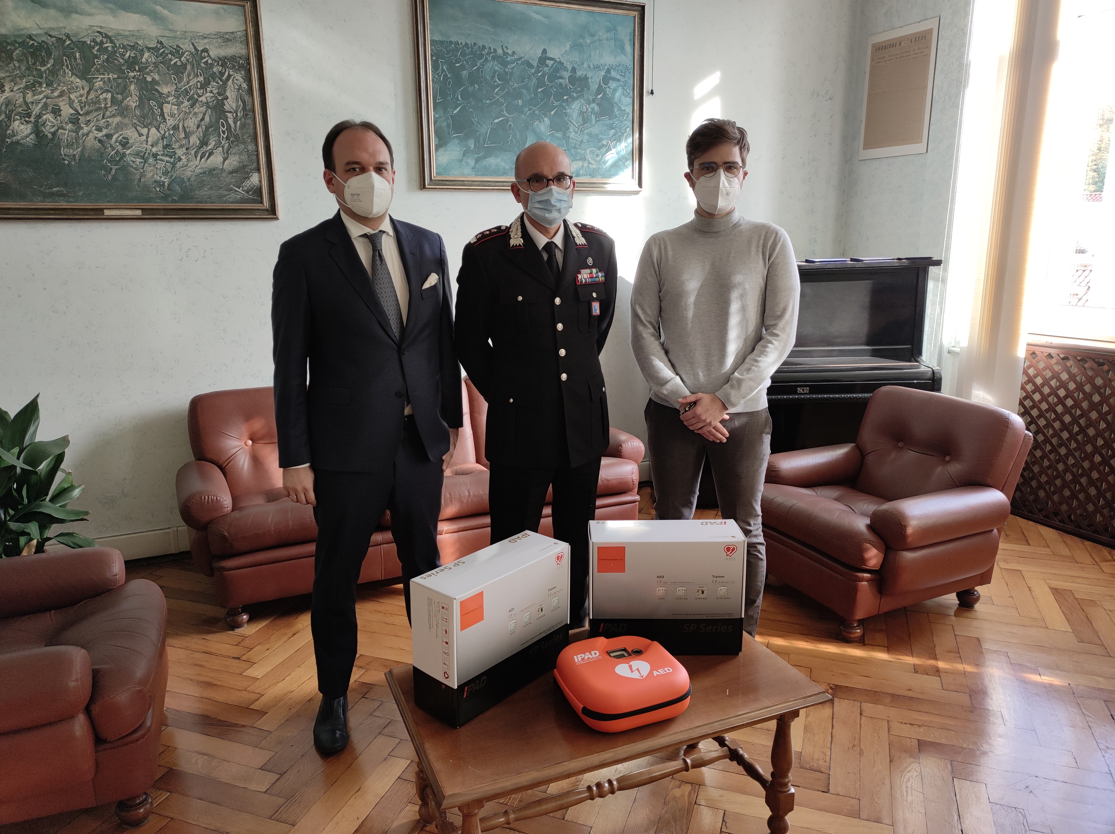 Caserme più sicure, donati due defibrillatori ai carabinieri di Gorizia