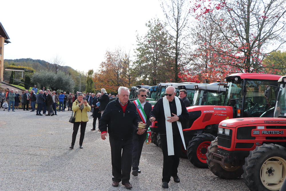 Immagine per Trattori benedetti a San Martino, gli agricoltori in festa a Dolegna