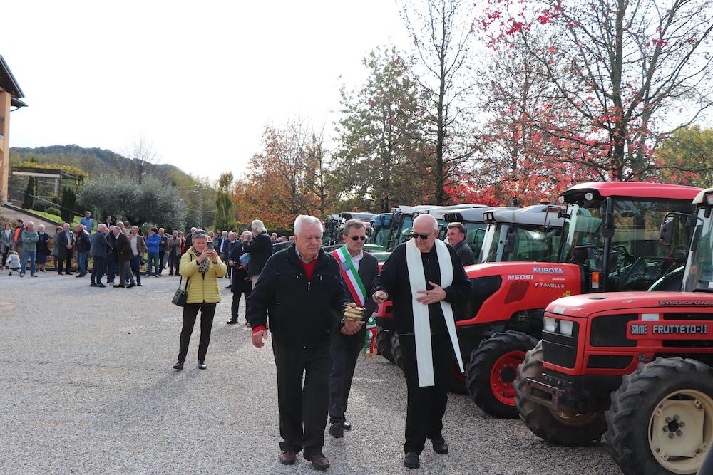 Copertina per Trattori benedetti a San Martino, gli agricoltori in festa a Dolegna