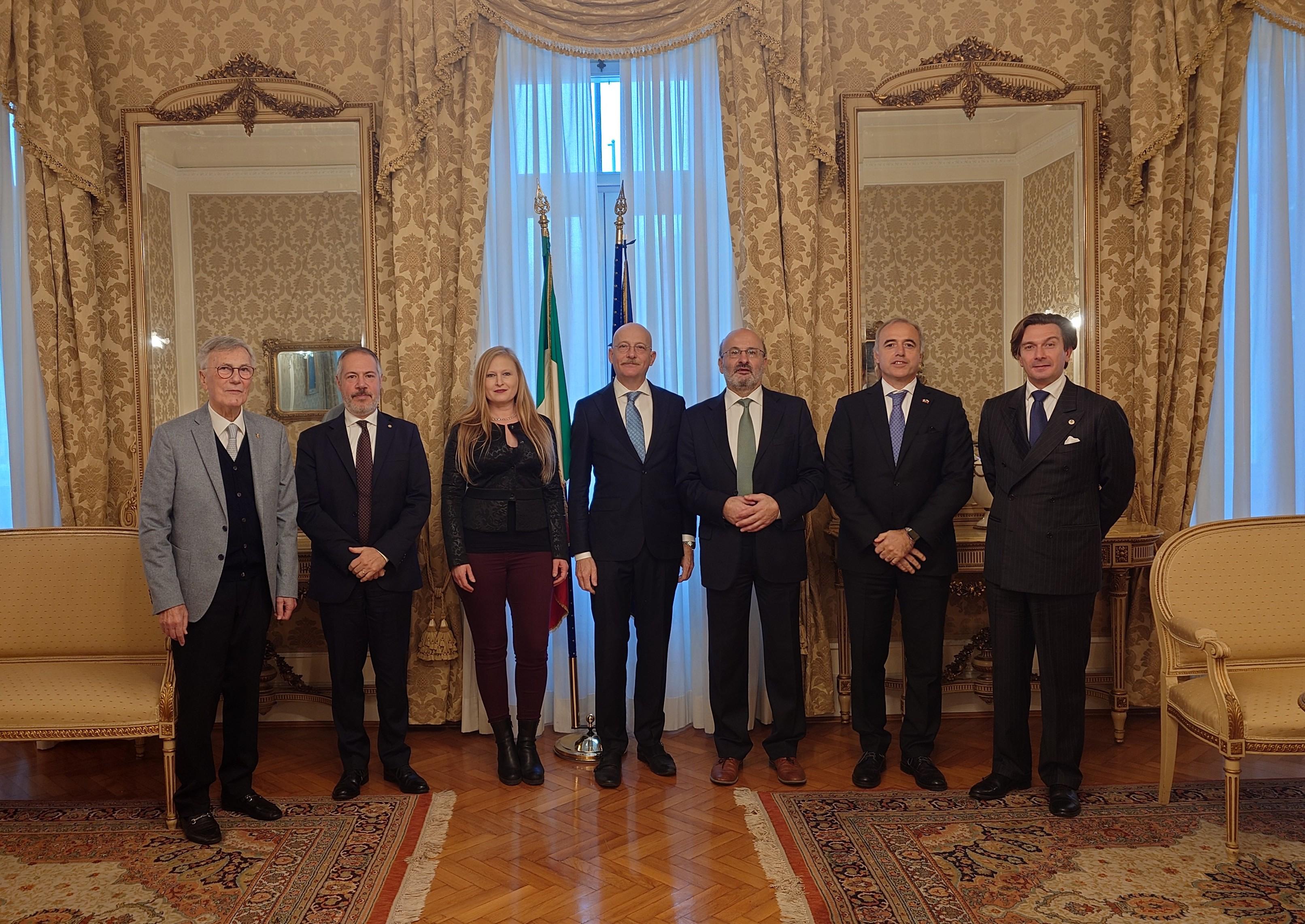 Copertina per Usa e cinque consoli a Gorizia, stretta di mano con il prefetto Ricciardi