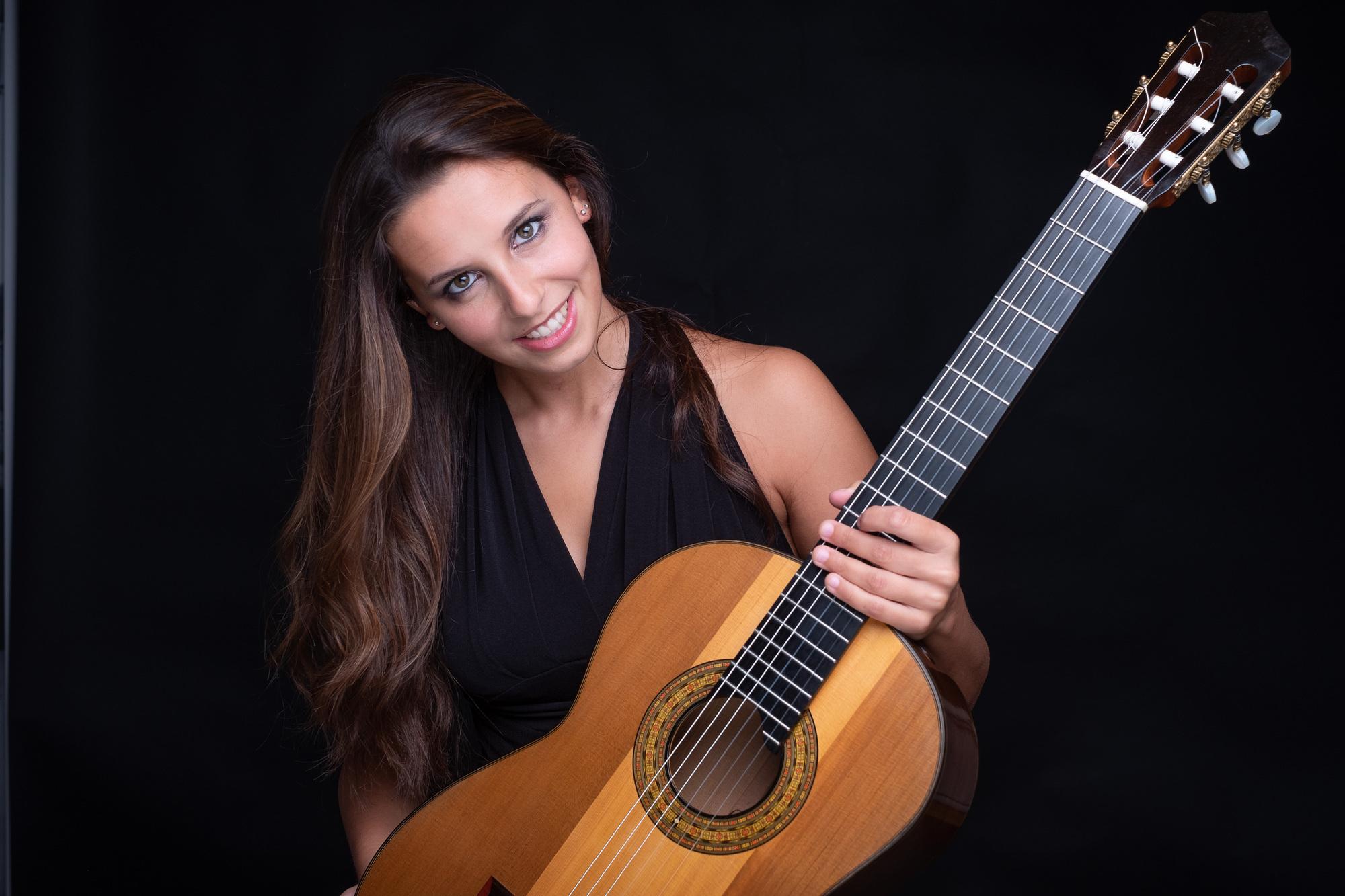 Copertina per Monfalcone intitola il Teatro a Bonezzi, debutto con violino e chitarra