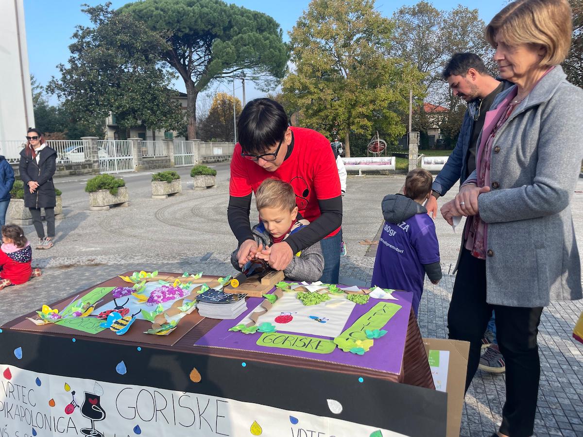 Copertina per Arriva il vino nato dalla vendemmia dei bambini e unisce le due Gorizie