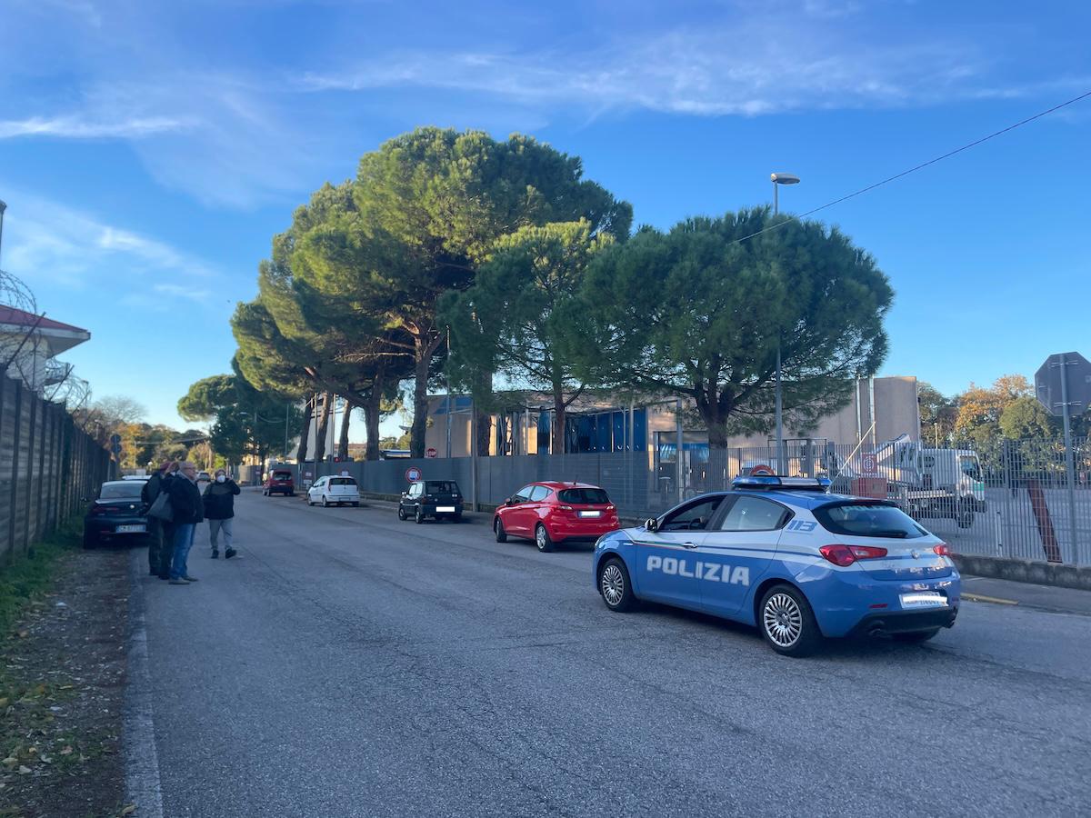 Copertina per Alberi da tagliare per l'autolavaggio Apt, protesta fuori dai cancelli a Gorizia