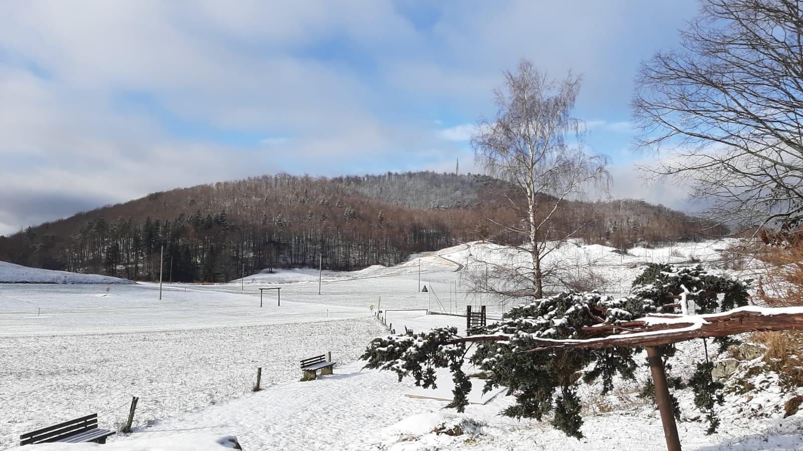Immagine per Cade la prima neve sui prati di Loqua, attesi vento e pioggia sul Fvg
