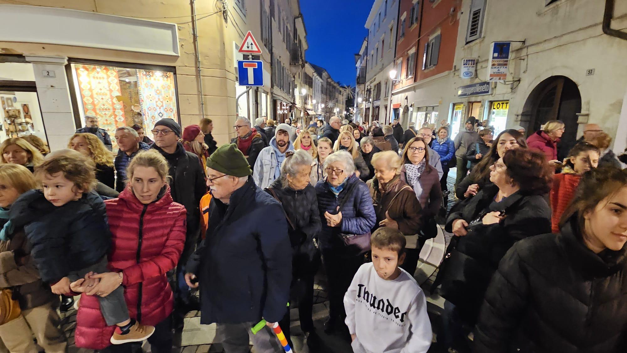 Arriva il Black Friday nei negozi di Gorizia, festa con la musica sui terrazzi