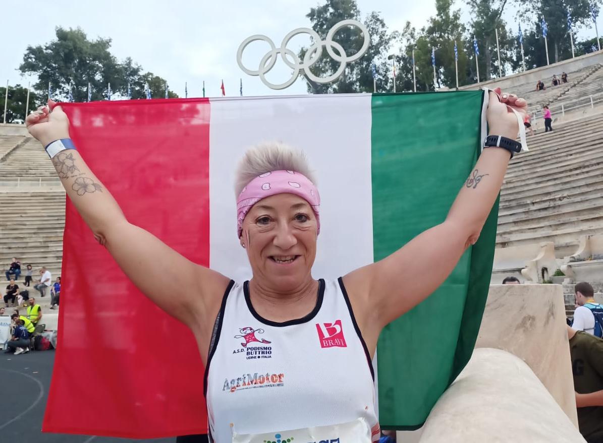 Immagine per Daniela taglia il traguardo alla maratona di Atene dopo l'infortunio, festa a Gorizia