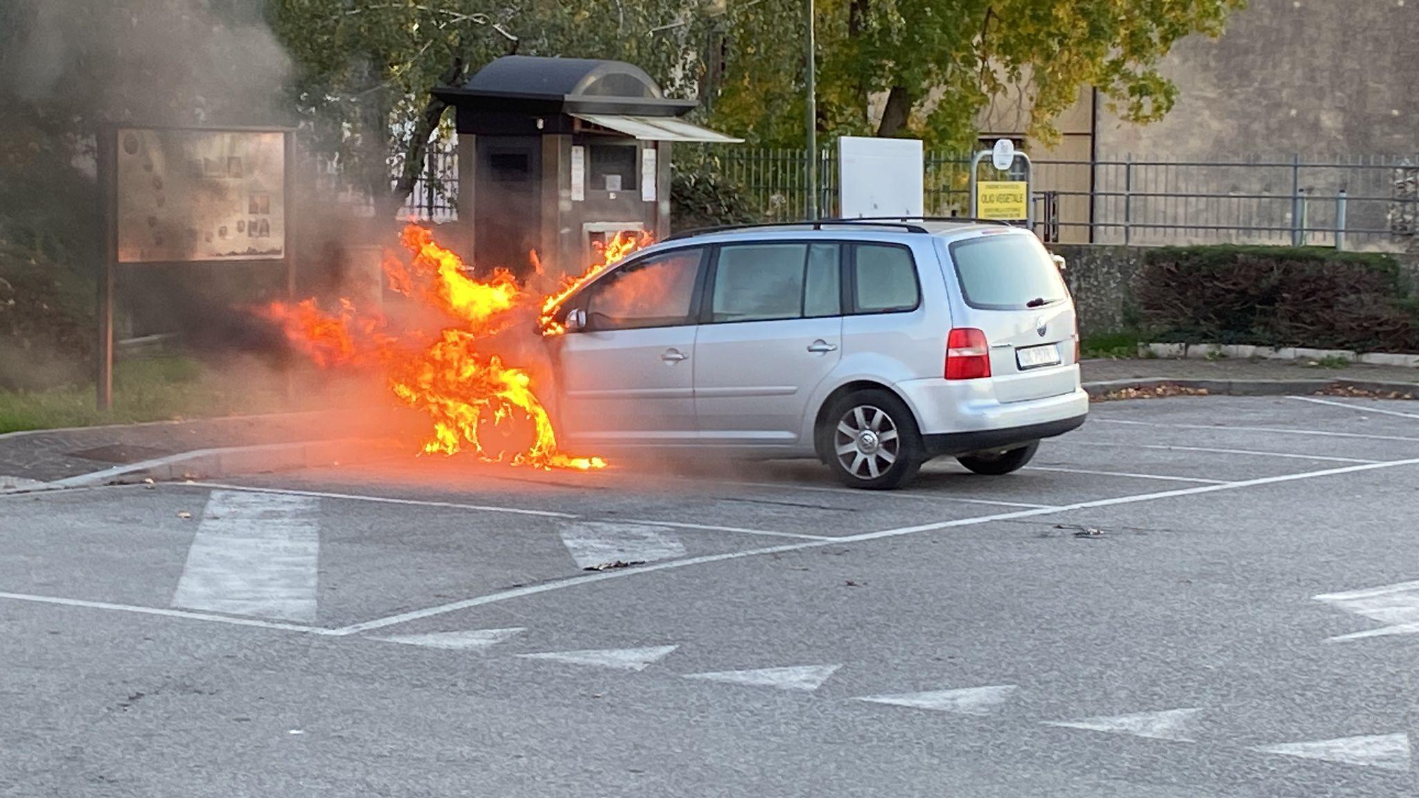 Immagine per Auto prende fuoco nel parcheggio, bruciata dalle fiamme a Cormons 