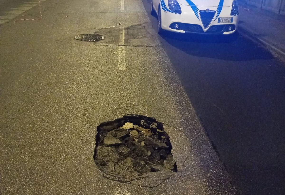 Immagine per Cede l'asfalto e si apre una buca in via Furlani a Gorizia, strada chiusa