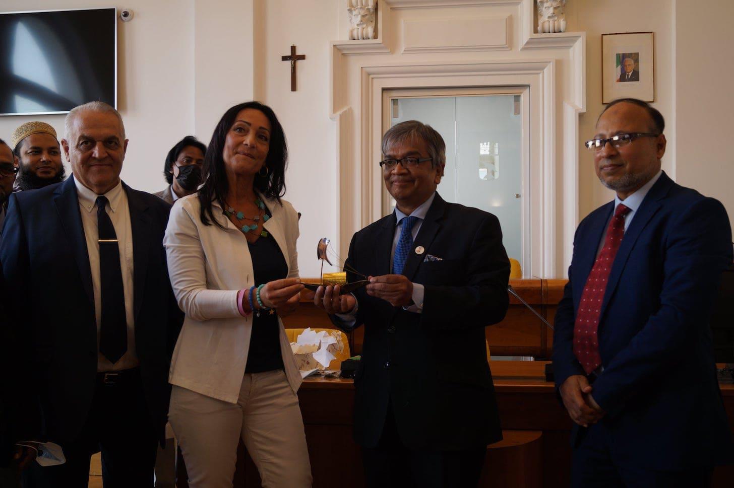 Copertina per Mano tesa tra Monfalcone e Bangladesh, dossier sul tavolo dell'ambasciatore