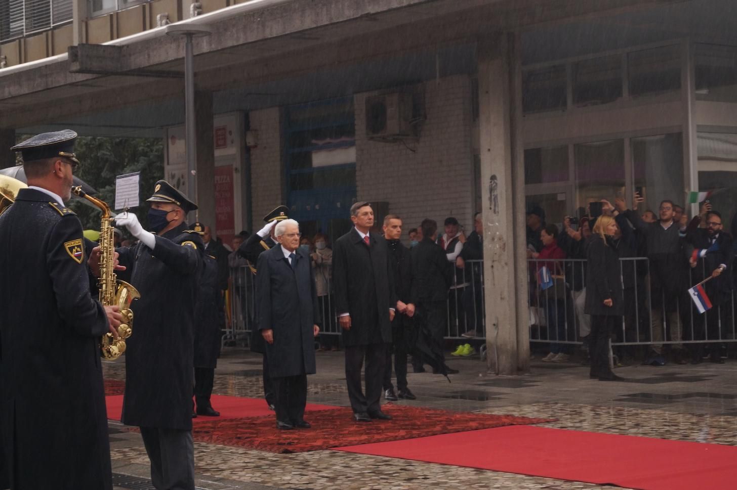 Bandierine e canti sotto la pioggia, Nova Gorica saluta i due presidenti