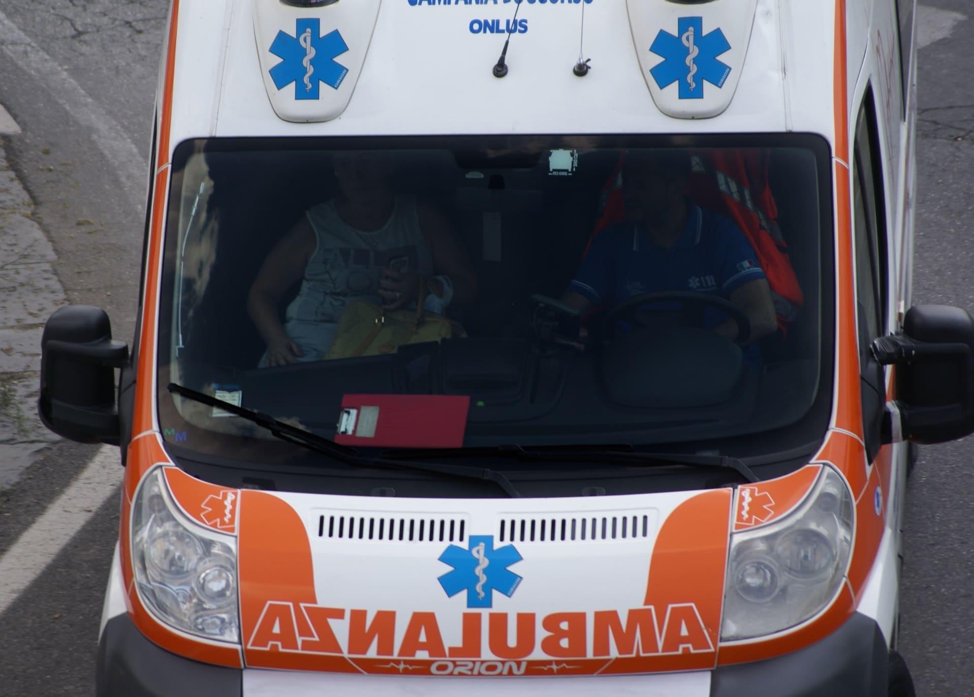 Immagine per Finisce con l'auto in un campo di pannocchie a Campolongo, ferite due persone