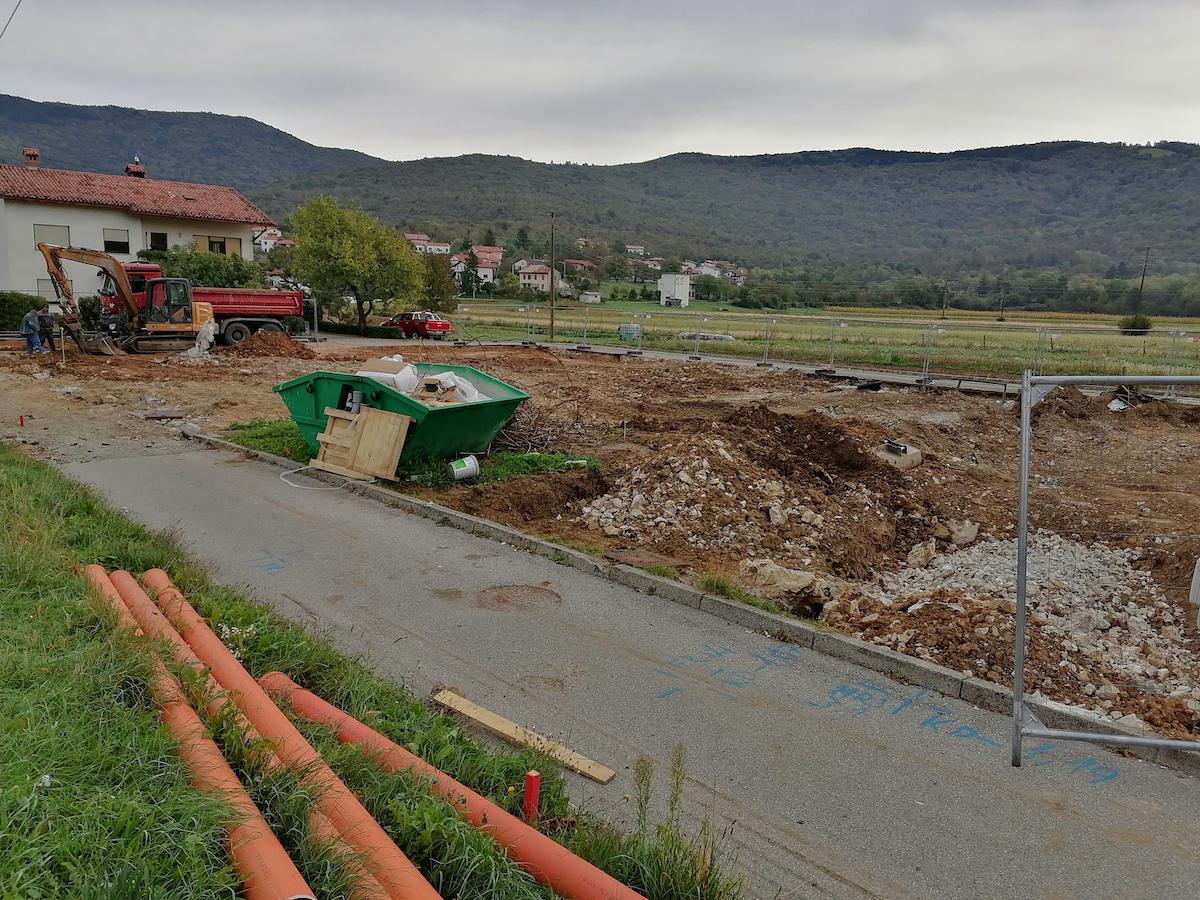 Demolito il vecchio asilo ma il cantiere non parte, disagi a Gargaro