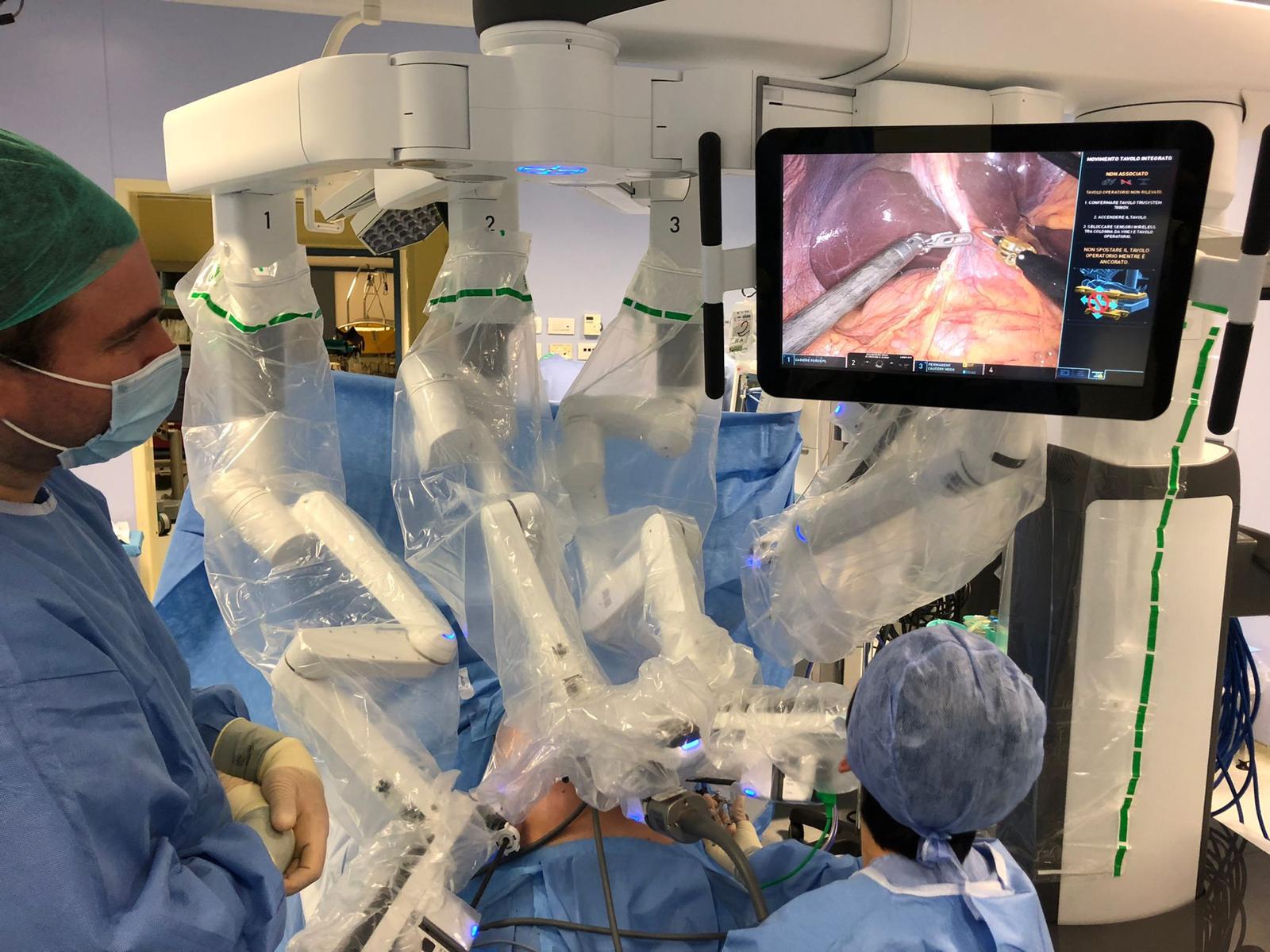 Copertina per Nuove operazioni con il super robot a Gorizia, interventi anche sui tumori