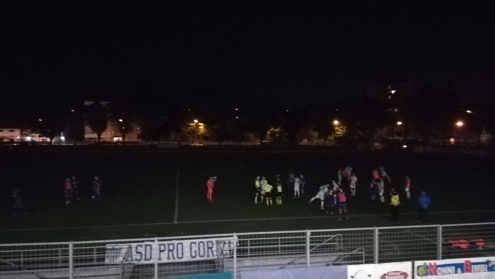 Pro Gorizia avanti, poi saltano i fari al Bearzot: partita sospesa