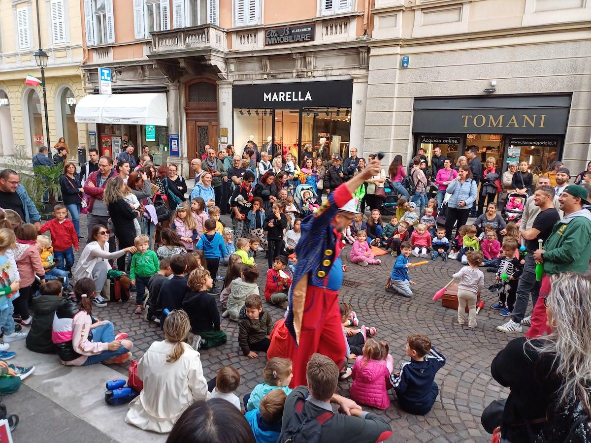 Immagine per Clown e bolle animano il centro a Gorizia, iniziano gli eventi nei weekend