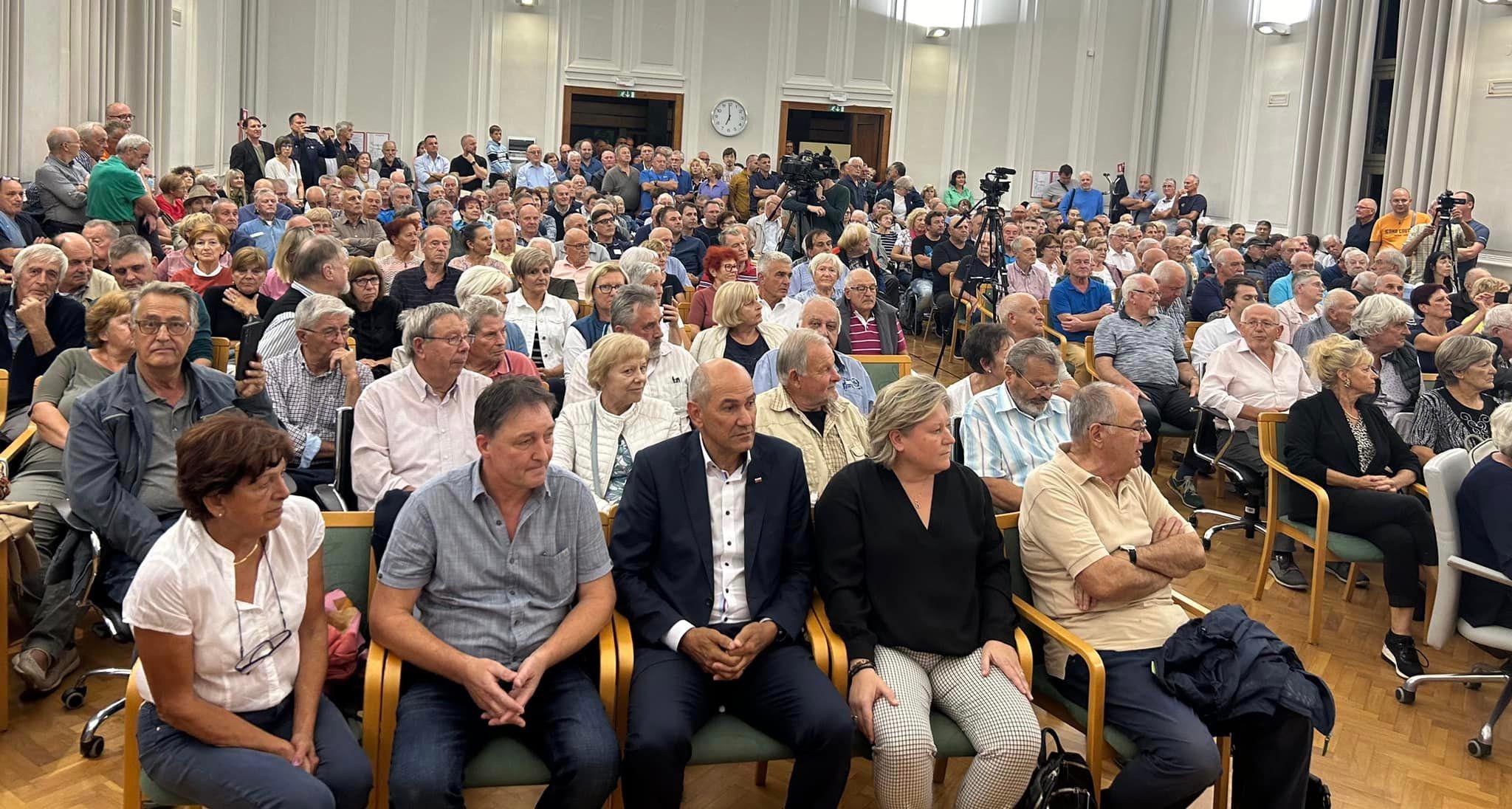 Immagine per Folla per l'ex premier Janša a Nova Gorica, «media sono manipolati»