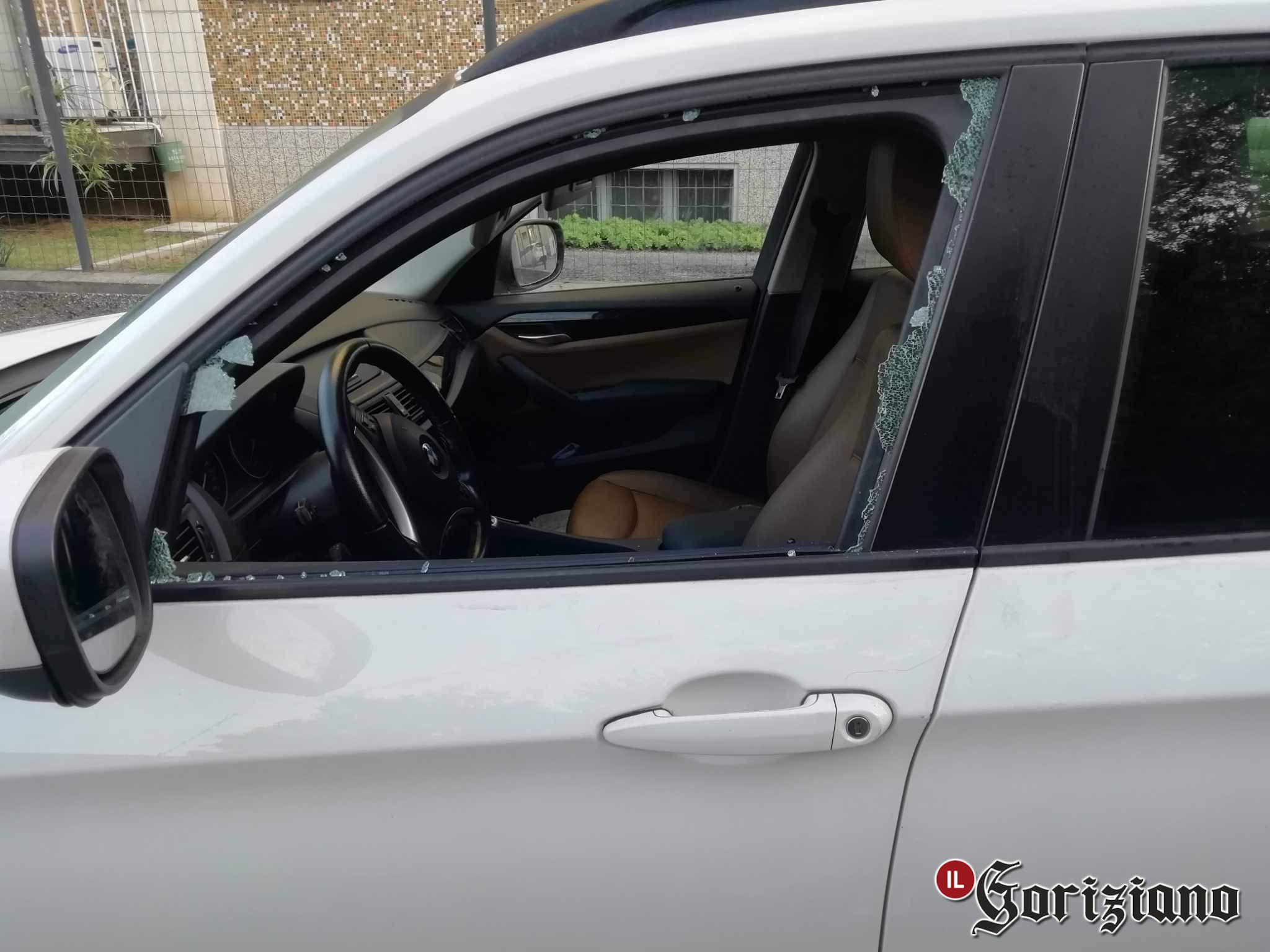 Immagine per Esce coi cani, spaccano un vetro e bucano la ruota della Bmw a Farra