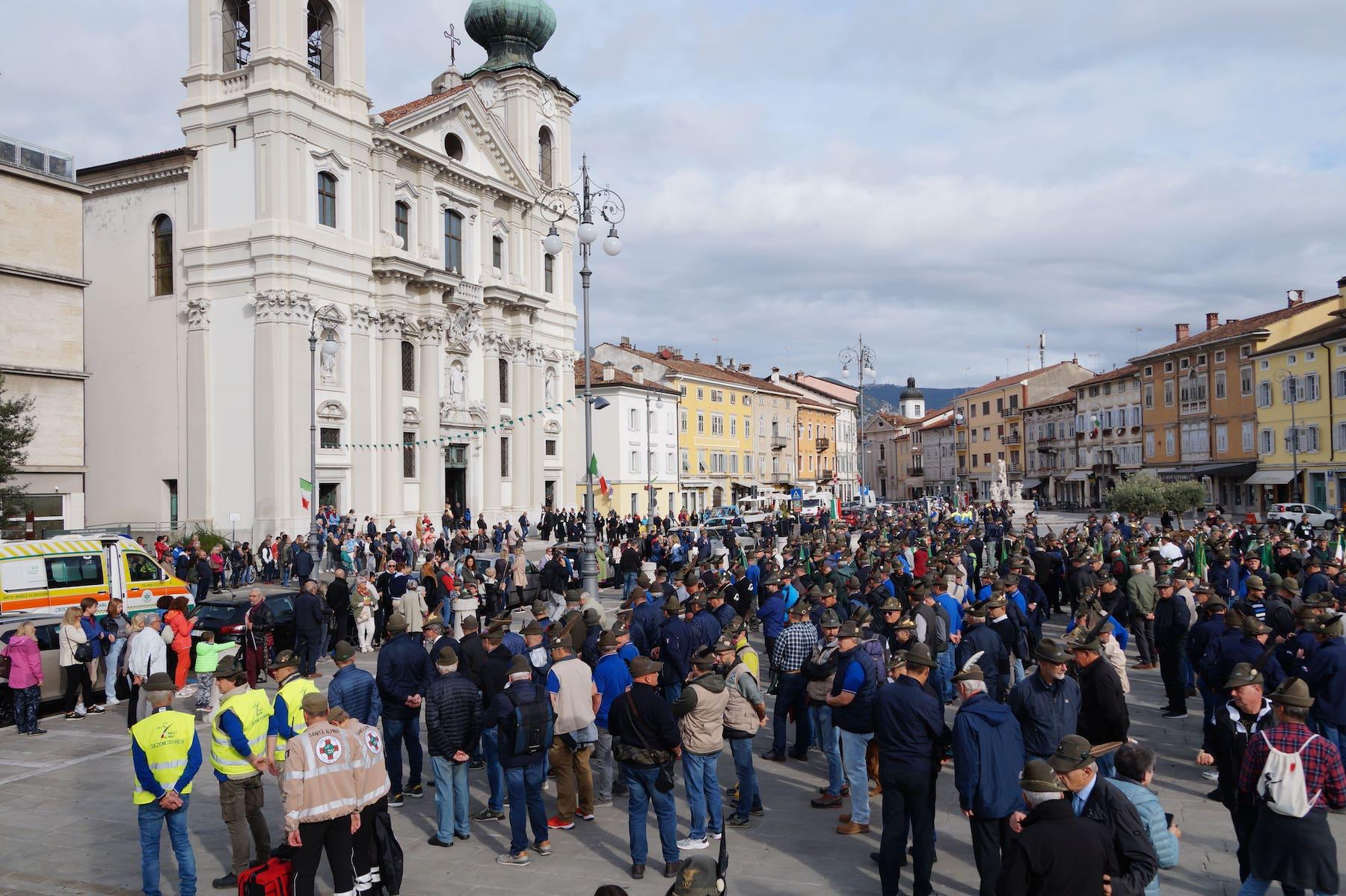 Immagine per Fiume di penne nere sfila a Gorizia, il saluto ai 100 anni degli alpini