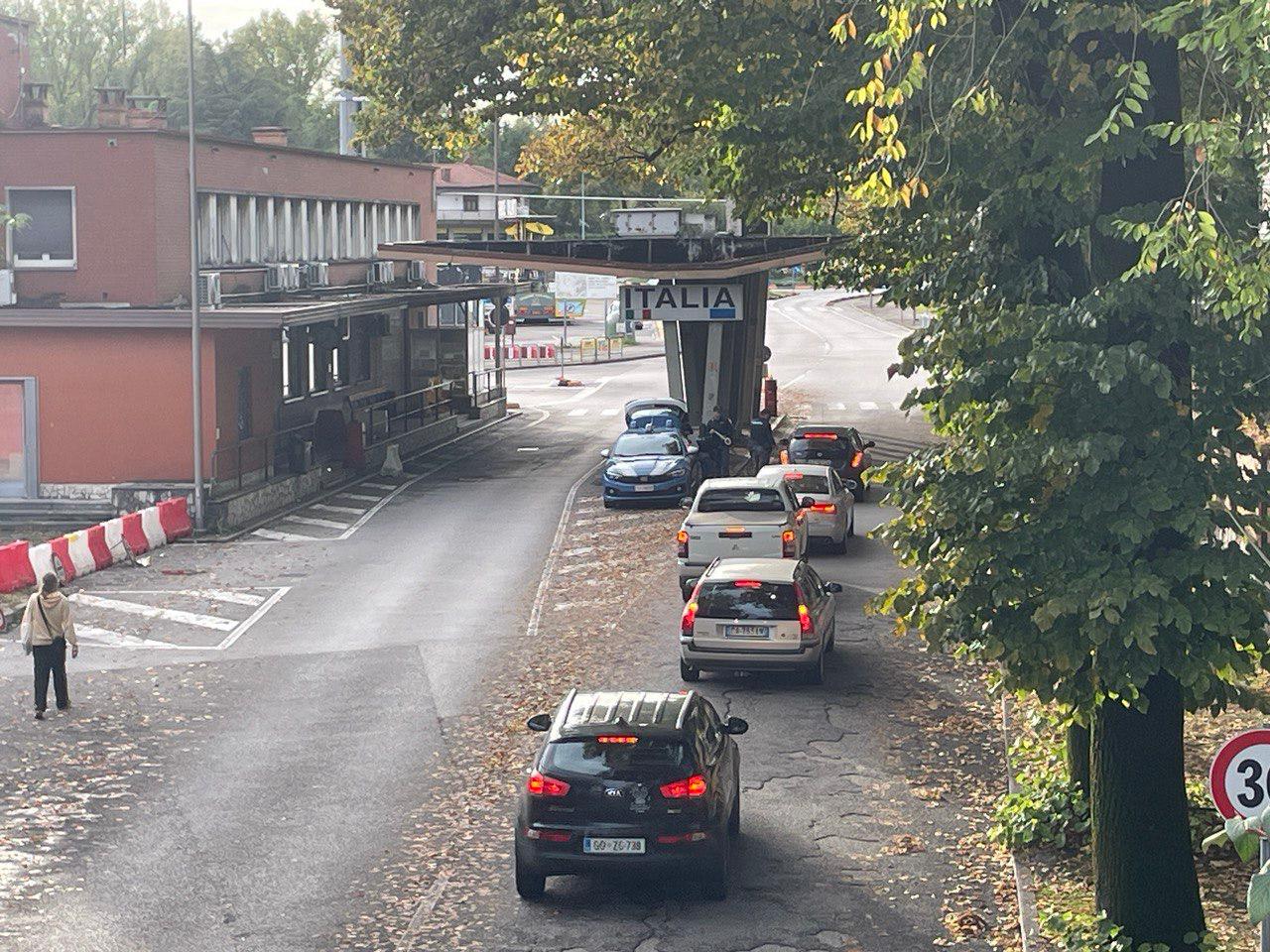 Malore mentre è in coda al valico di Casa Rossa, migrante in ospedale