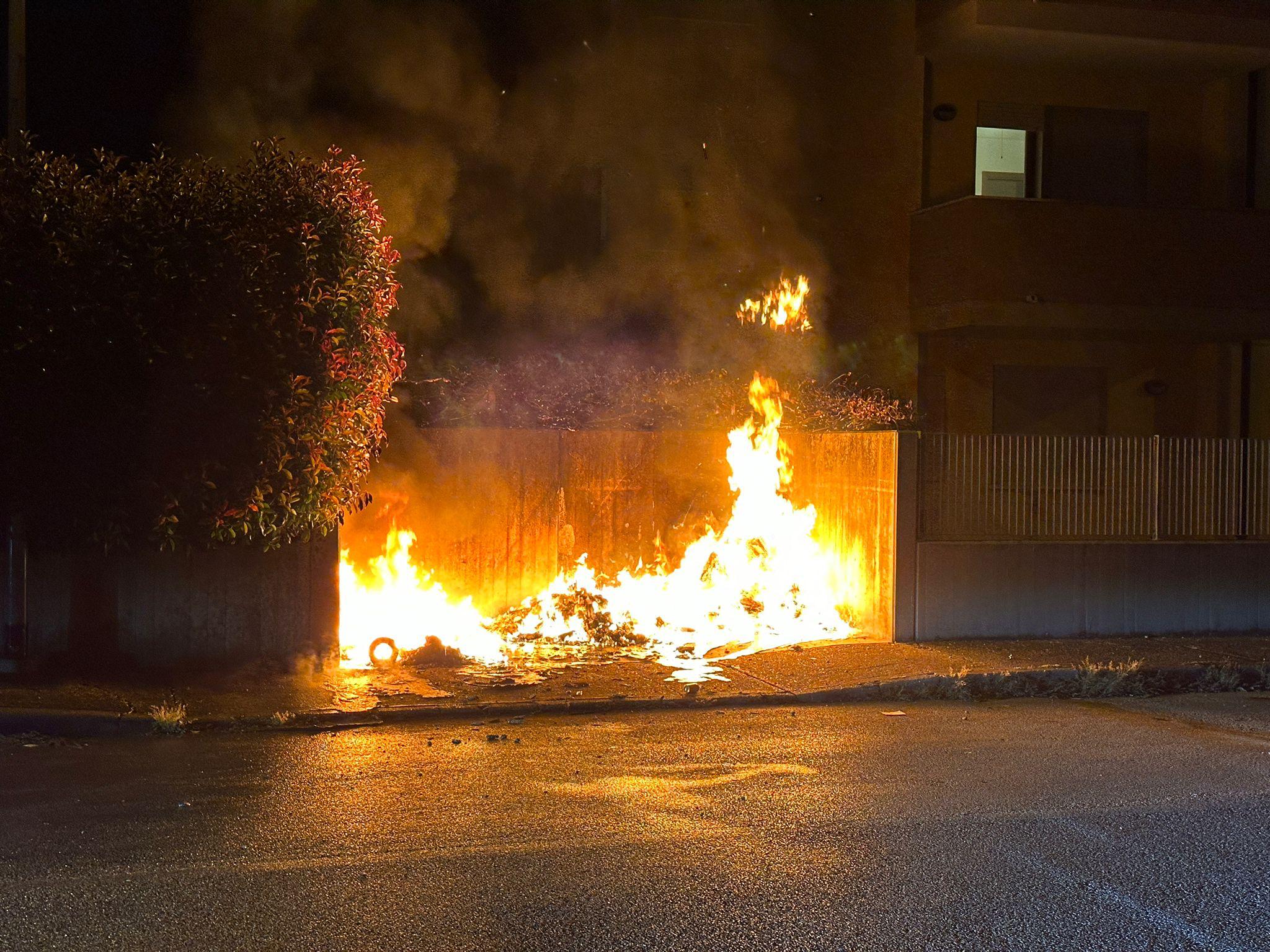 Immagine per A fuoco un cassonetto dei rifiuti a Papariano, nube acre nella notte