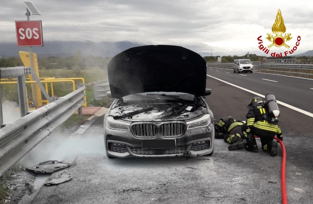 Bmw inizia a bruciare in autostrada A34, fiamme tra Gorizia e Farra