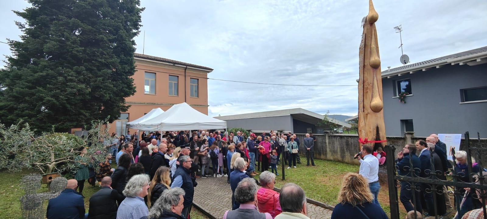 Una stele di legno simbolo dei donatori di sangue, festa in Fidas a Corona