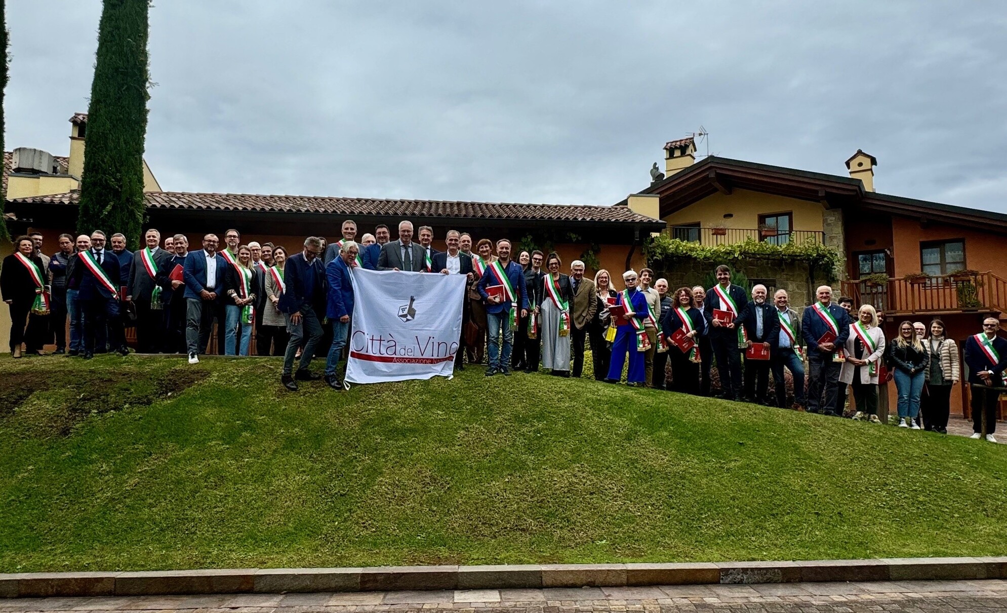Copertina per Le Città del vino riunite a Dolegna, Venturini resta alla guida con 45 soci