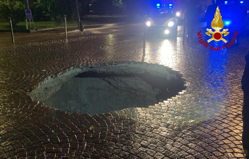 Copertina per La furia del maltempo su Gorizia, aperta voragine in strada lungo via Cadorna
