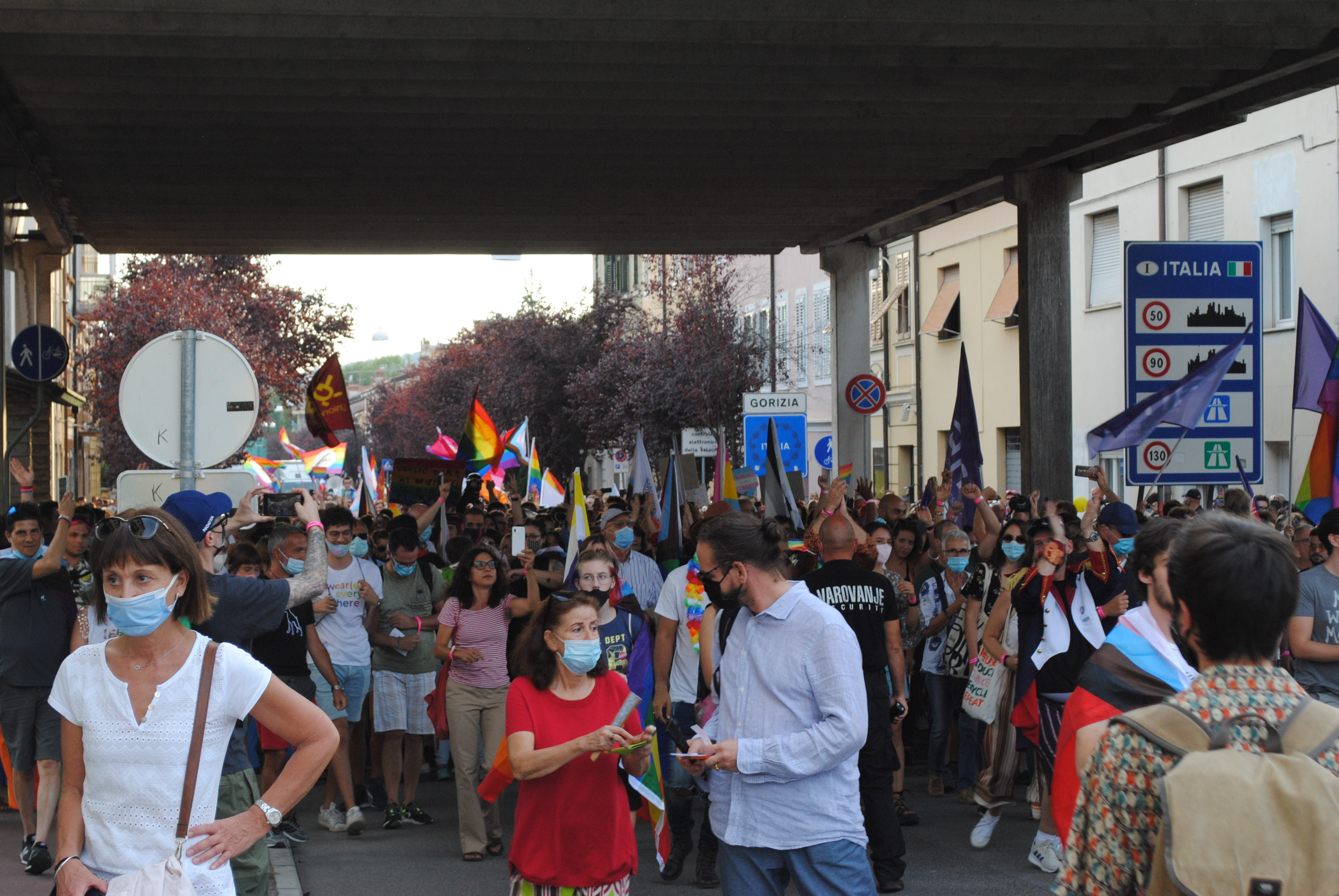 Copertina per La carica di 3mila persone al Pride, un fiume di colori invade Gorizia
