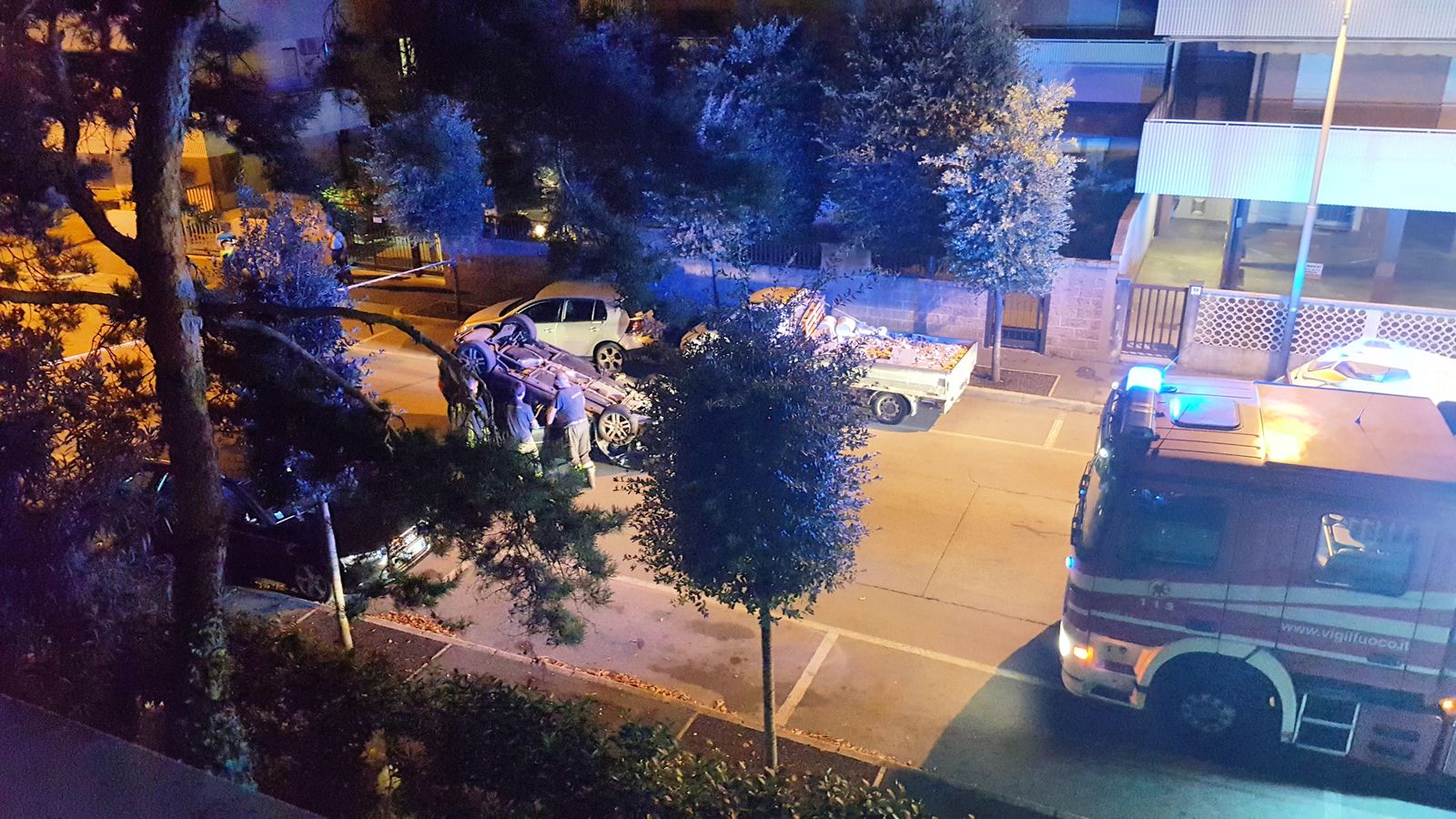 Immagine per Perde il controllo dell'auto e finisce sottosopra, paura a Grado