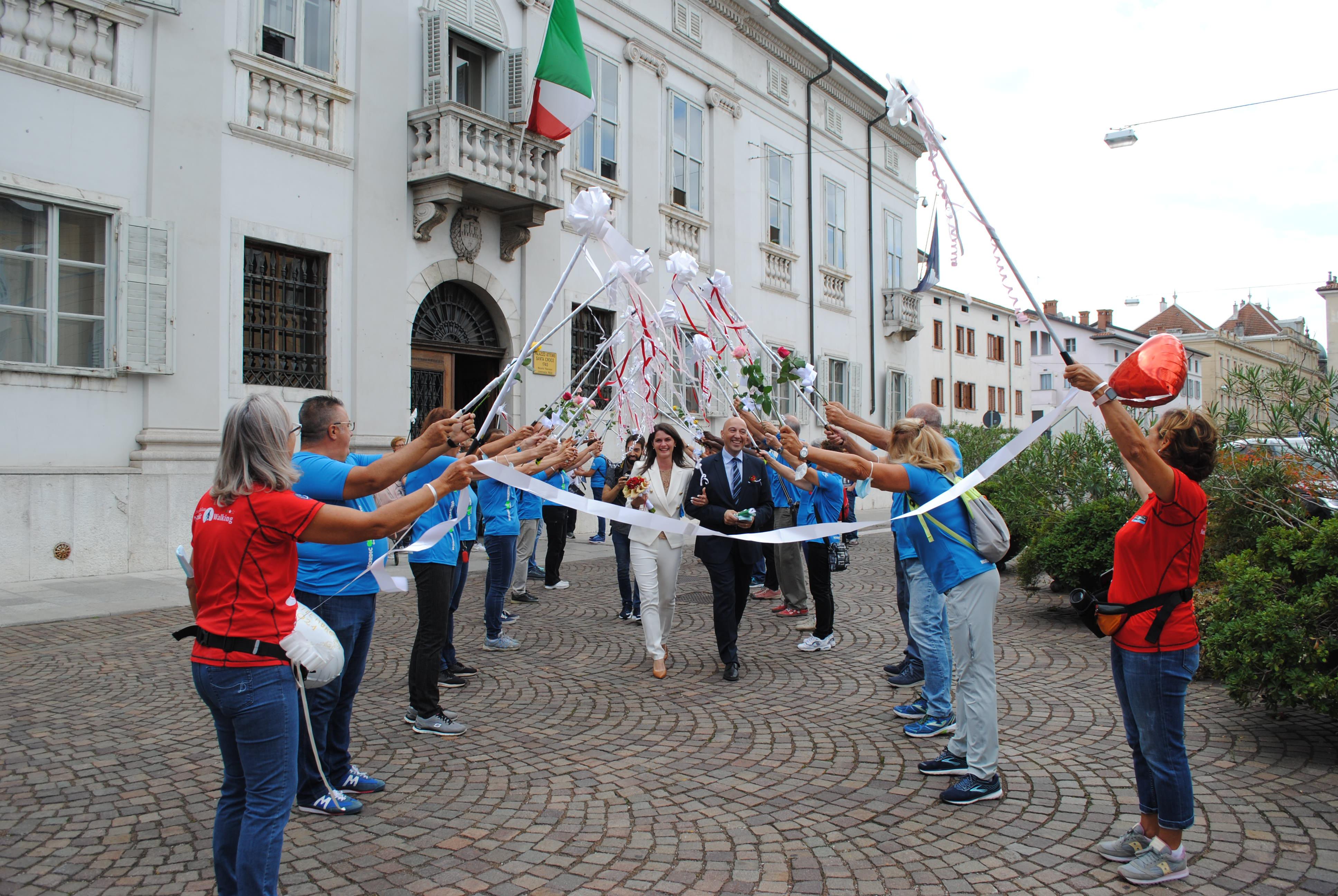 Copertina per Un amore nel segno del nordic walking, picchetto speciale per gli sposi a Gorizia