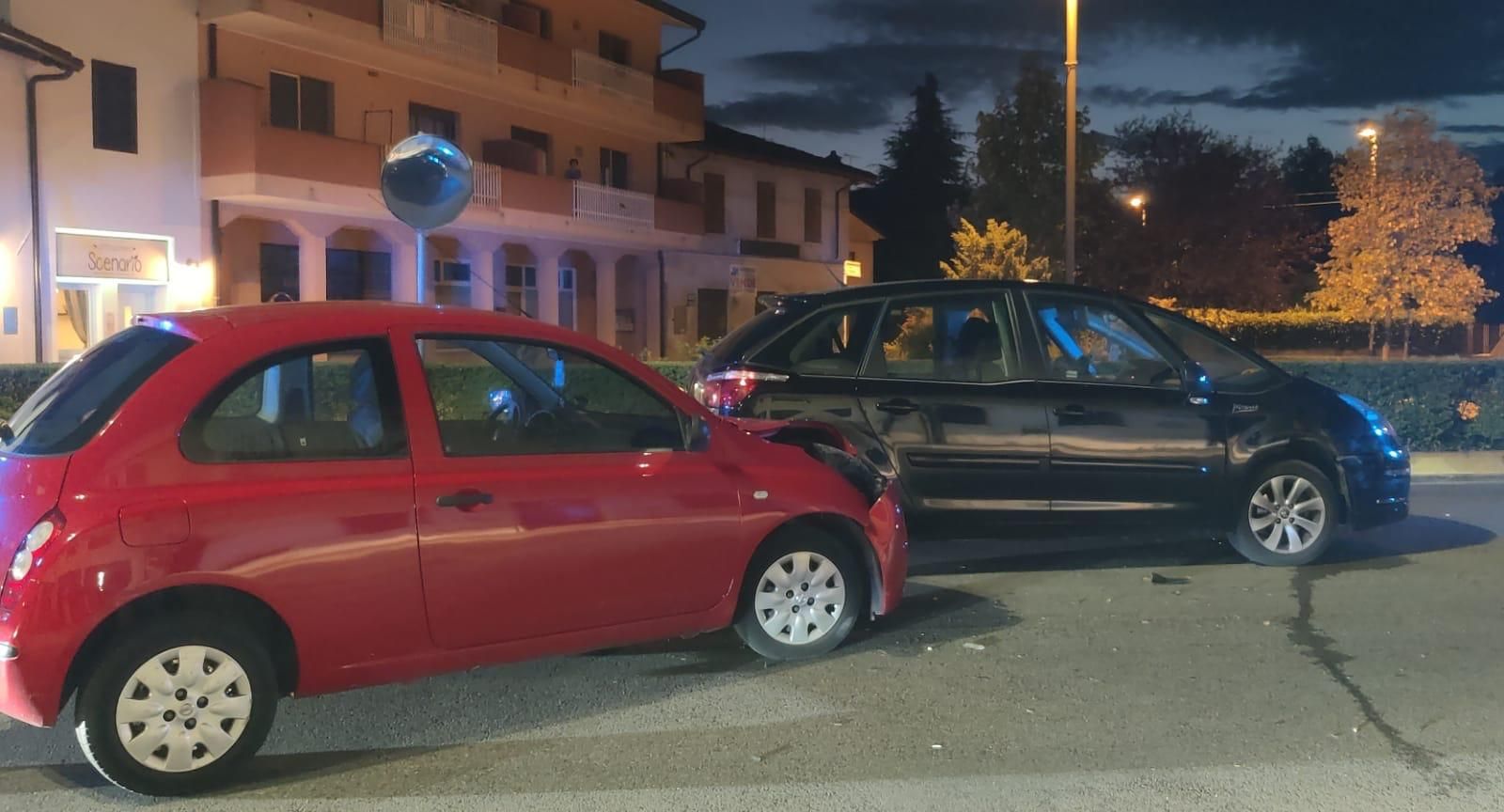 Immagine per Manca la precedenza e tampona un'auto, incidente sulla regionale a Fogliano