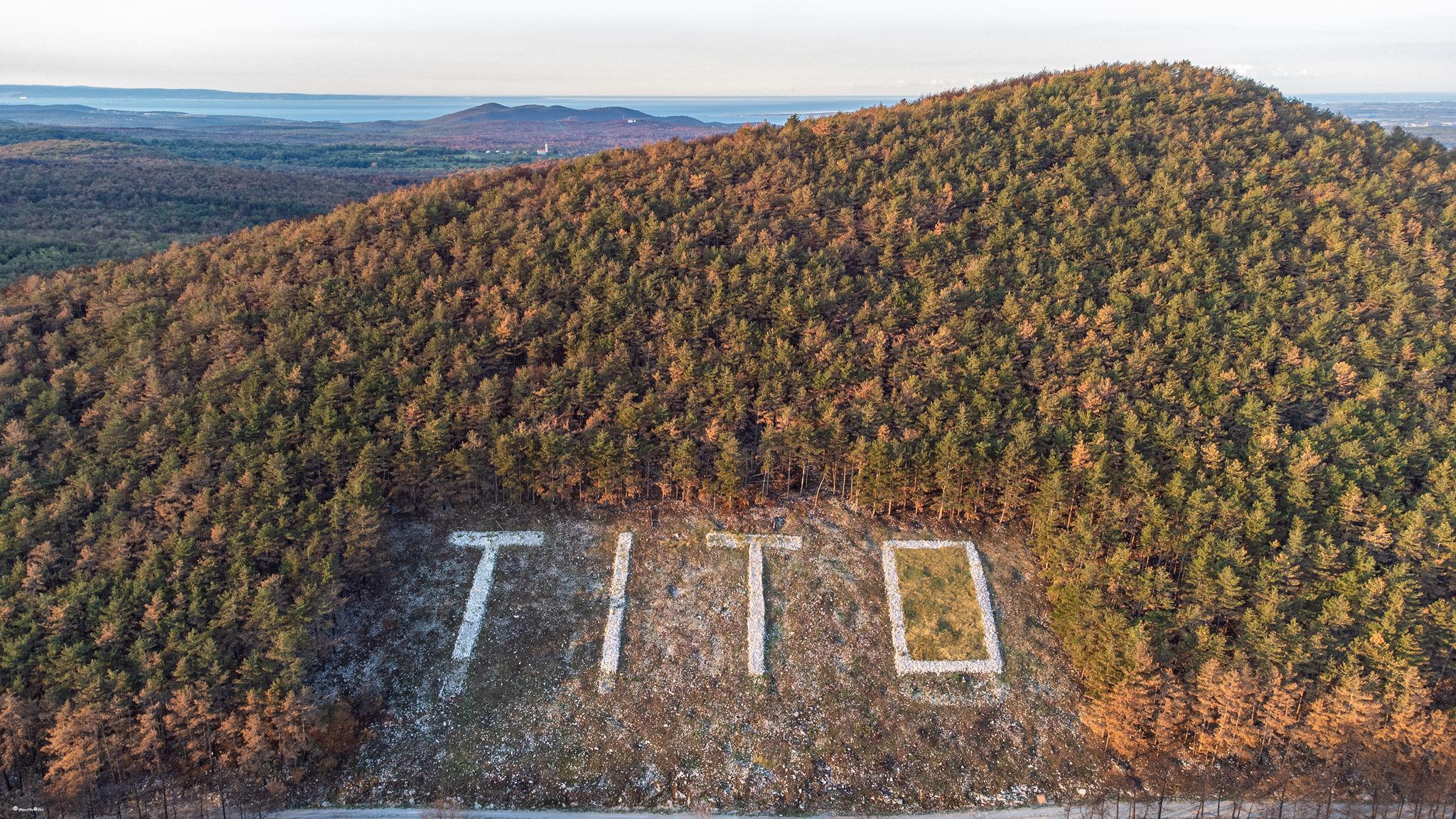 Tito in pietra sulle colline, la storia delle scritte in mostra a Kromberk