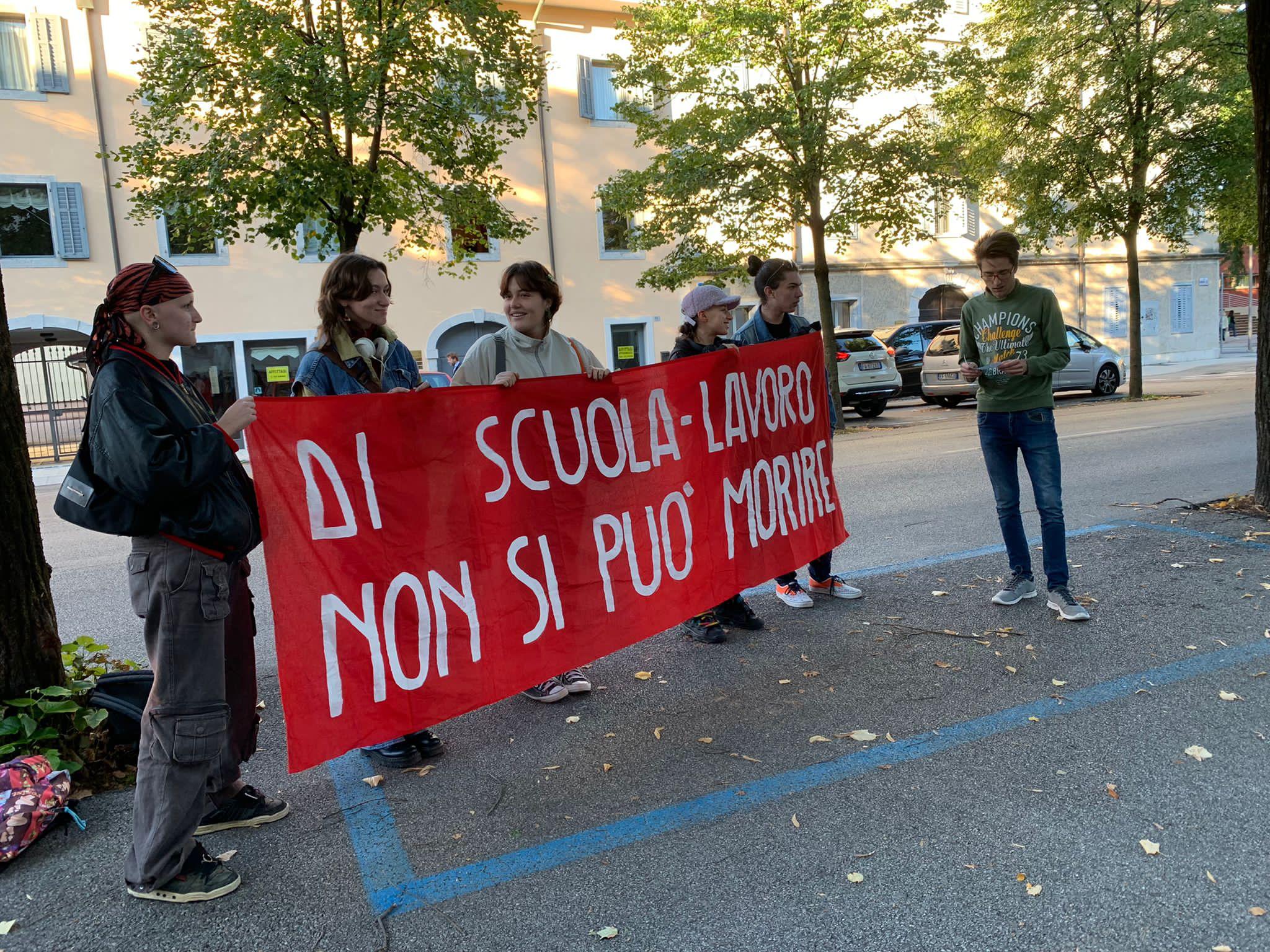 «Non si può morire di scuola-lavoro», protesta dei ragazzi a Gorizia